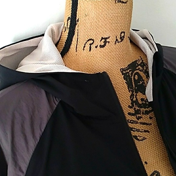 🔥Fabletics Hooded Zip Up Windbreaker Jacket - Picture 4 of 6